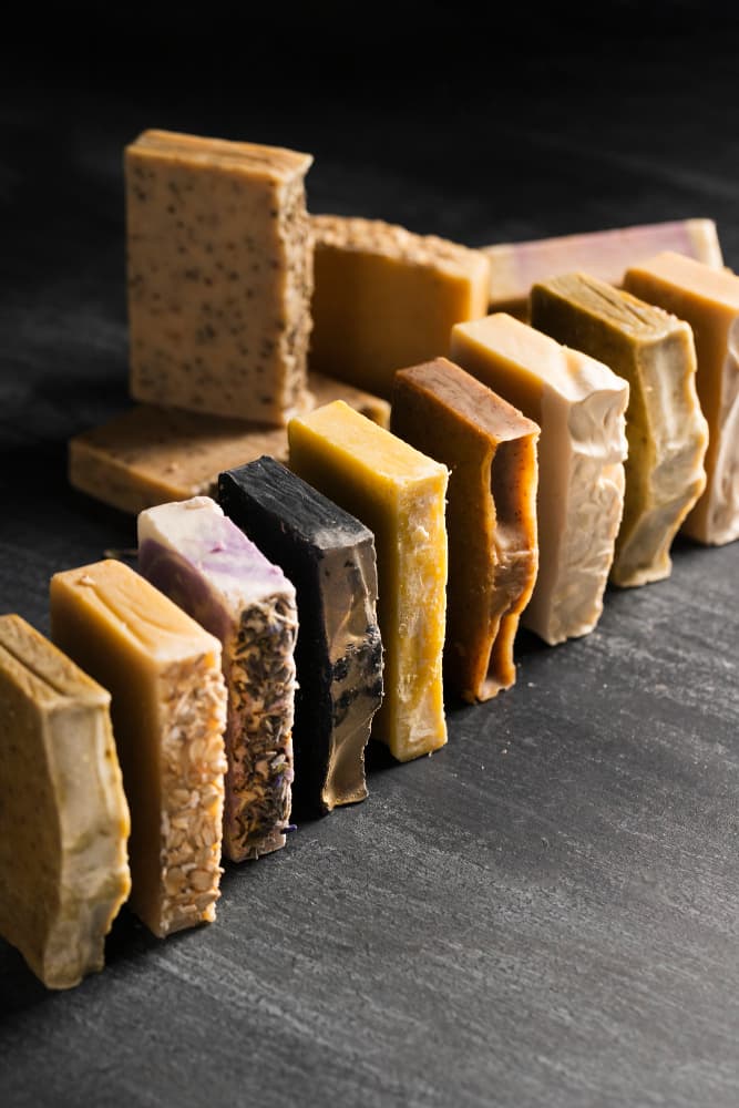 Natürliche Handwerkskunst - Handgemachte Seifen von Naturbrocken