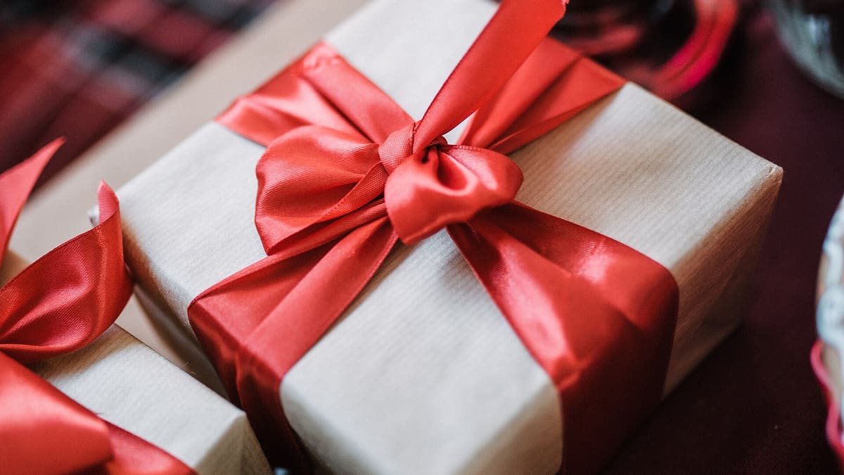 Verpacktes Geschenk mit Schleife