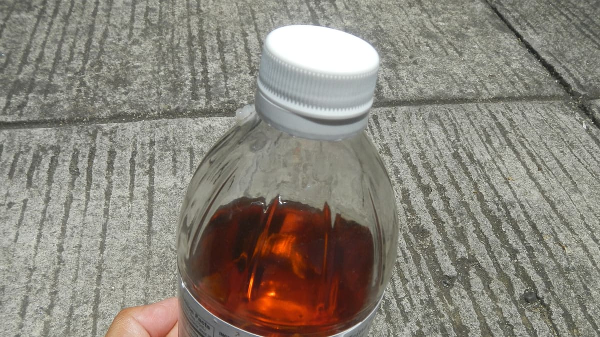 Flasche mit naturtrübem Apfelessig