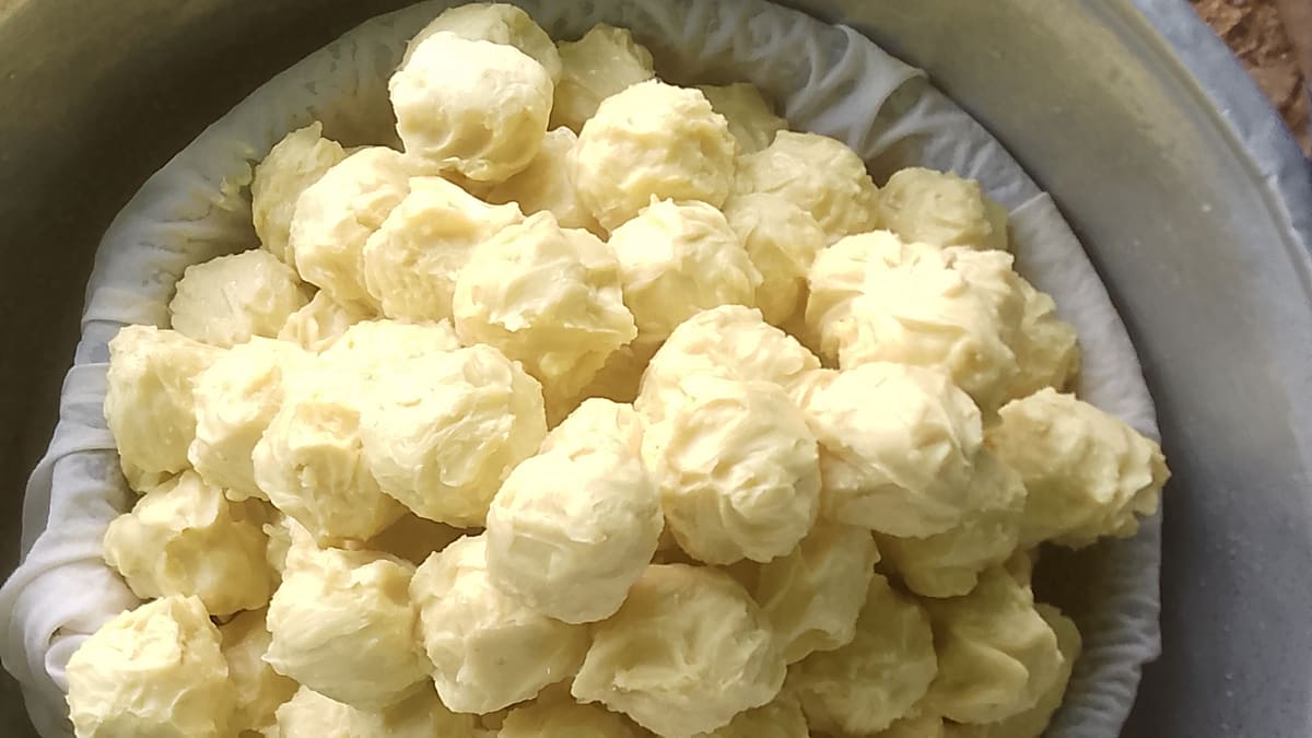 Rohe Sheabutter in einer Schale